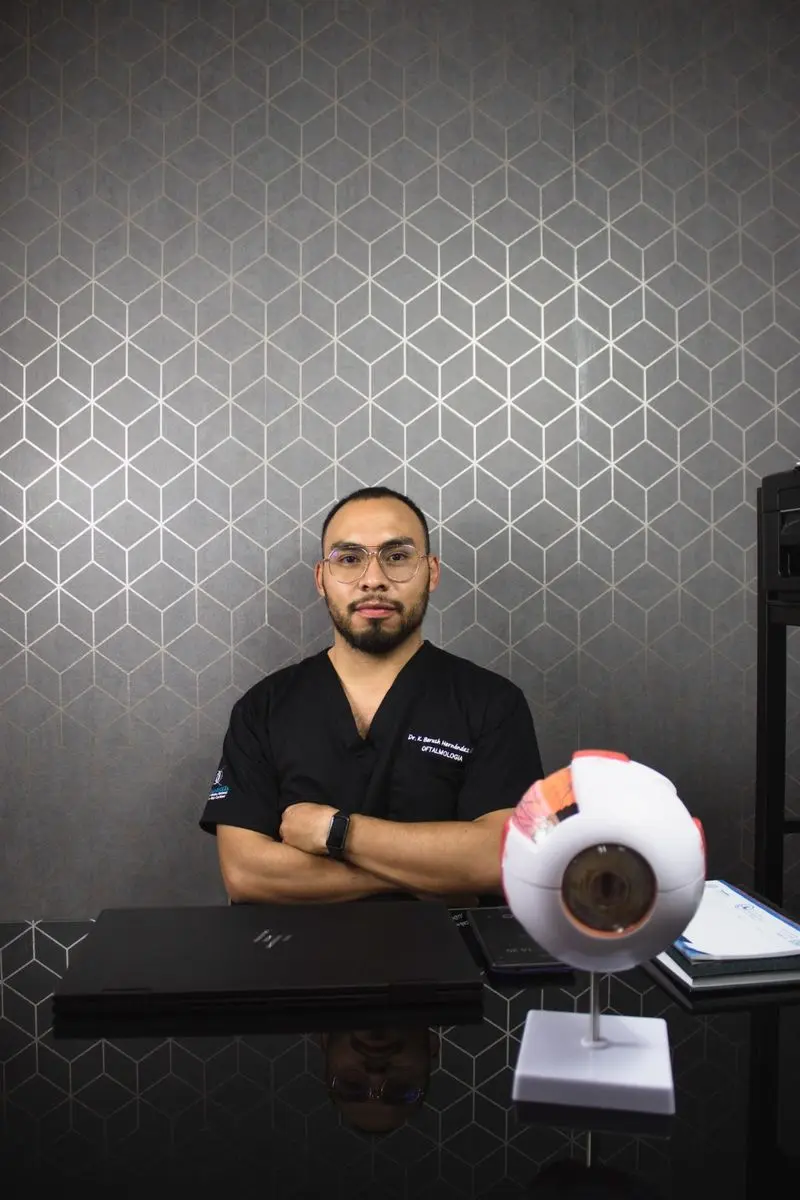 Dr. Kalid Barush Hernández Díaz — Oftalmólogo especialista en retina en Oaxaca