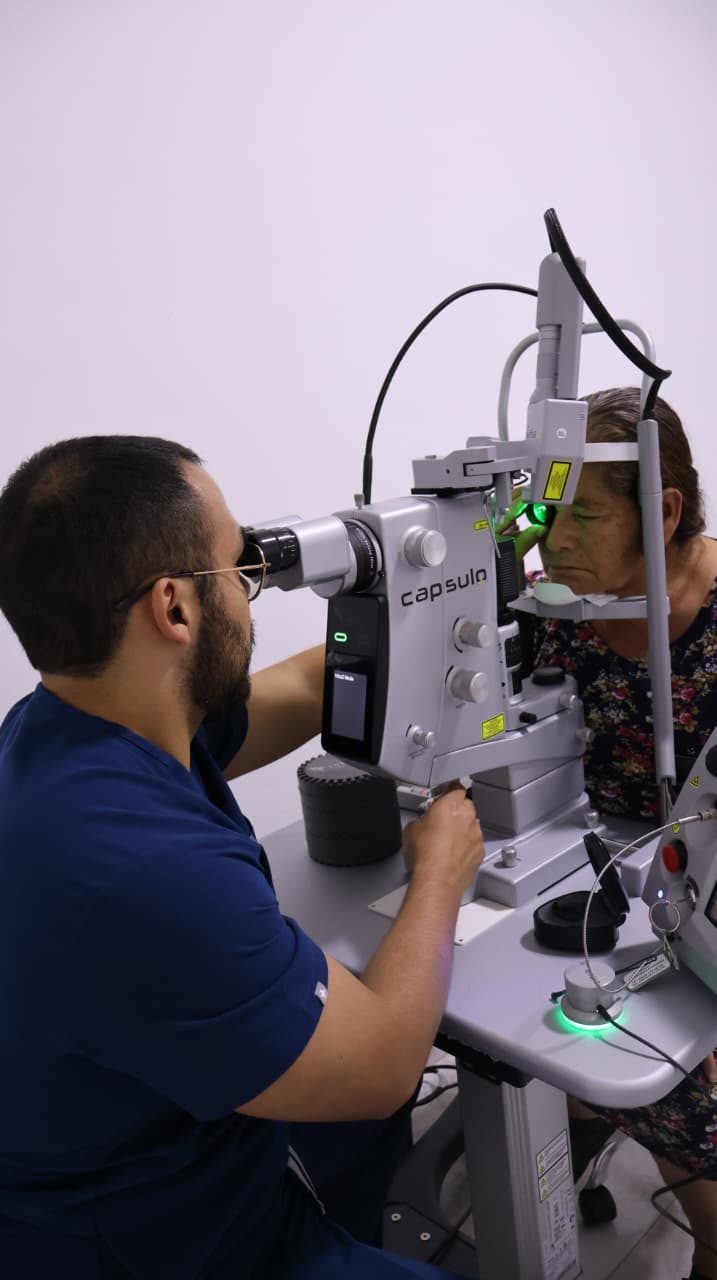 Dr. Kalid Barush realizando tratamiento láser