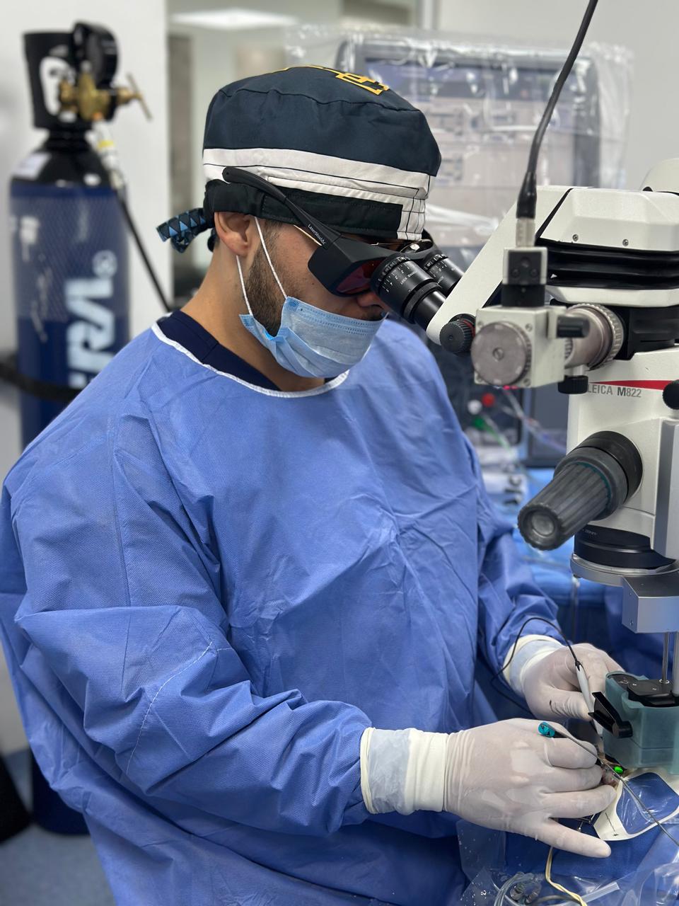 Dr. Kalid Barush realizando procedimiento quirúrgico para glaucoma en Oaxaca