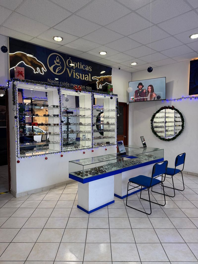 Interior de Ópticas Visual en Oaxaca — exhibidor de lentes y armazones